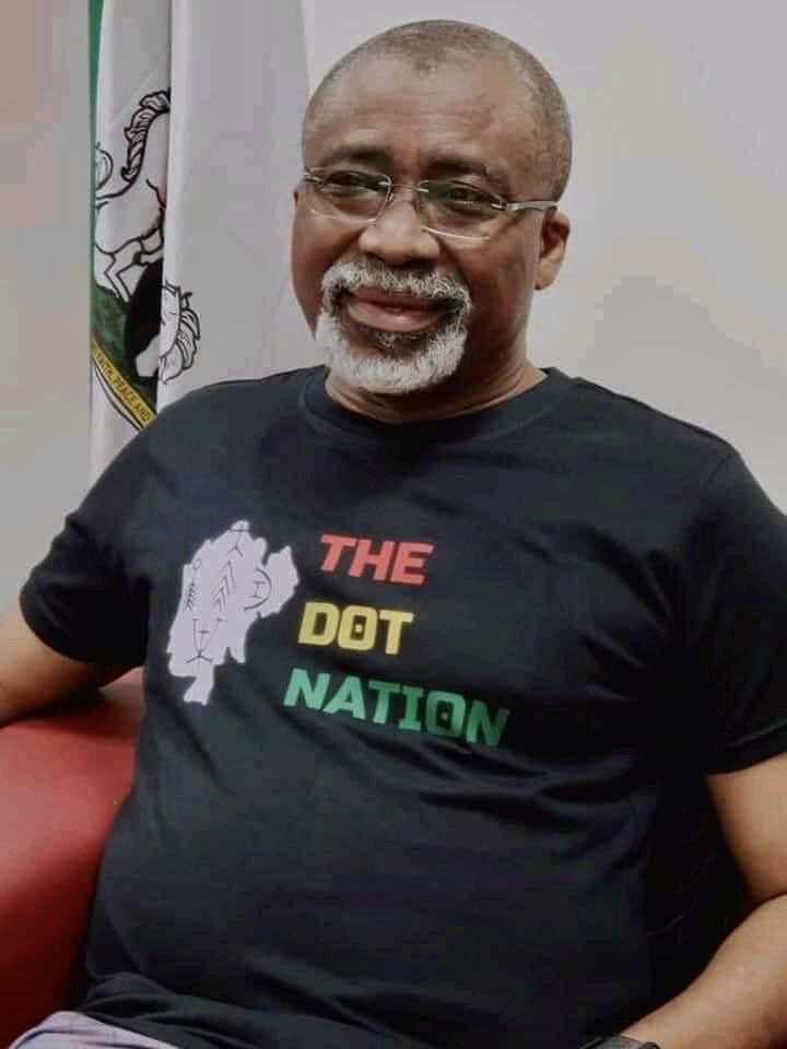 Xpsilver1's tweet photo. Mpa ndi Dot! The Dot Senator. The man dey give joy makaChi. Show him love. #OnyeDot #onyespareparts #onyeigbo #onyeBiafra https://t.co/f2RATe1hDH