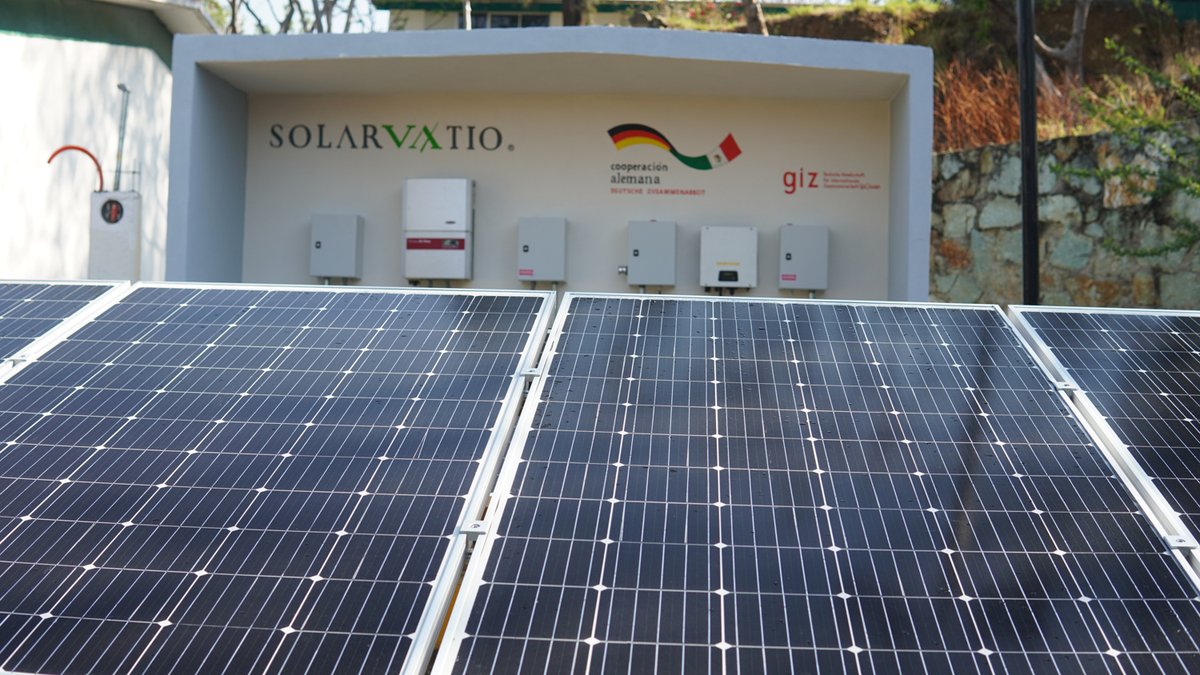 DFotovoltaico's tweet photo. Como parte del Programa de Formación Dual en el Sector Fotovoltaico la empresa @Solarvatio en colaboración con la @GIZMexico instaló en el @CECyTEOaxaca un laboratorio supraempresarial para la práctica de la "Instalación y Supervisión de SFV Interconectados" #jóvenesoaxaqueños https://t.co/BmNI1y45i3