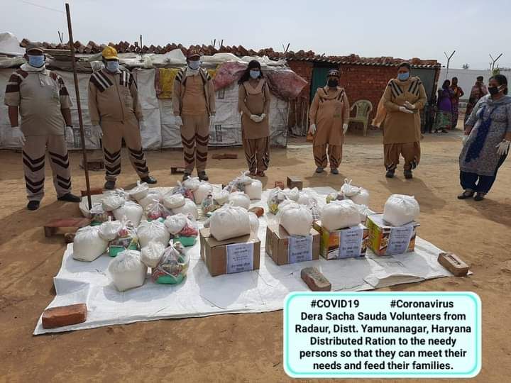 Sukhdeepinsan56's tweet photo. There are countless people around the world, who don't afford the meal for one time. At that time, the volunteers of @derasachasauda keep #FastForNation and #FastingToEndHunger over the world. They do that #humanity #Welfare with the inspiration of #SaintDrMSG
#FoodForNeedy https://t.co/AymrQJFiDe