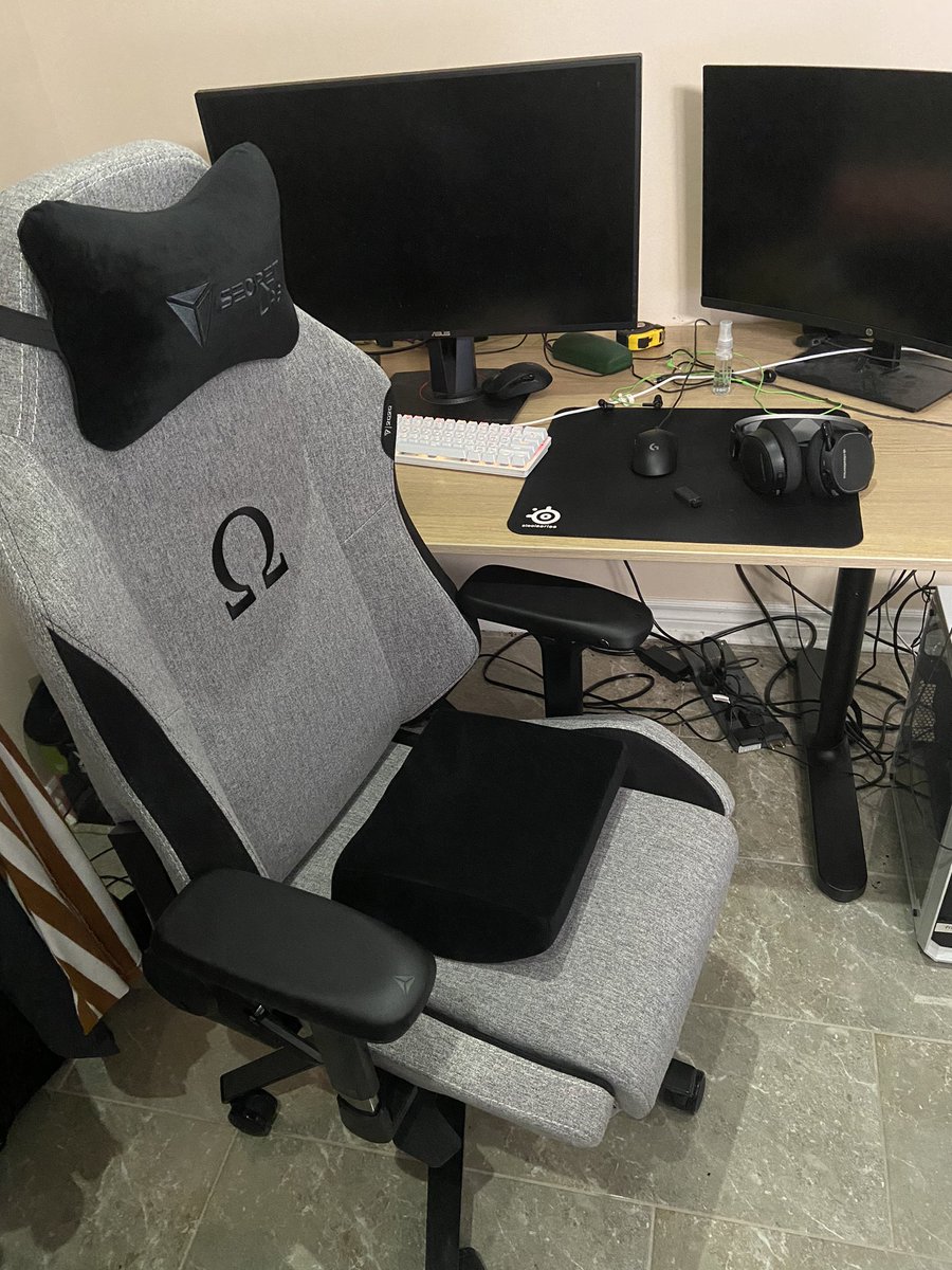 MariaAleLS's tweet photo. I am a real gamer now! New #SecretLab chair! @secretlabchairs https://t.co/08FhUHgNQk