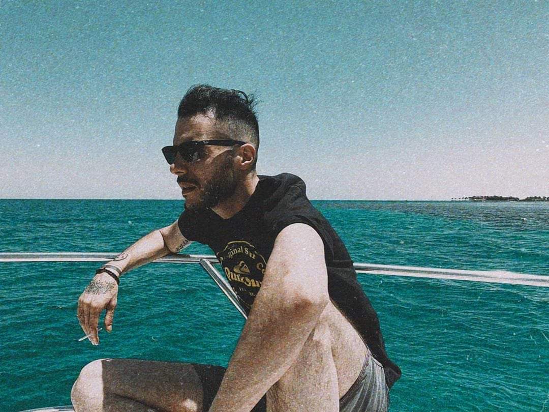 MusicDrugs3's tweet photo. أُجبر بخاطري يا زمن واديني لمسة حنان وافردلي ضهري اللي اتقطم رجعني زي زمان .. https://t.co/kgQWiAlg7v