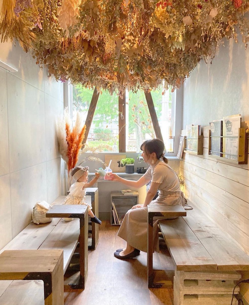 お店を作った3年前に、僕の娘も3歳くらいで背の高い椅子だと座りにくいし、横が狭いと動いて落ちちゃうので、現在の店内に一から手作りしました🙌
.
まさにこの写真は、その時の僕の頭の中を再現してくれた1枚👏
.
店内は小さく、週末は混みあっておりますが平日の昼間はゆっくりお過ごし下さい🙇‍♂️
