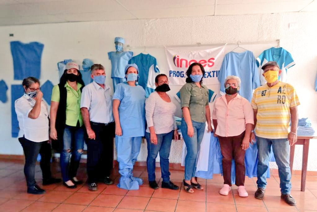 NvaInces's tweet photo. #22Jun En el marco Carabobo 2️⃣0️⃣0️⃣, Inces Nueva Esparta, realizó exposición de uniformes médicos y kits quirúrgicos elaborados por Brigada  del  Programa textil #CaminoACarabobo con @Wuikelman @eduardopiate2 @NicolasMaduro @DanteRivasQ 🇻🇪 https://t.co/y4IRfdFzbj