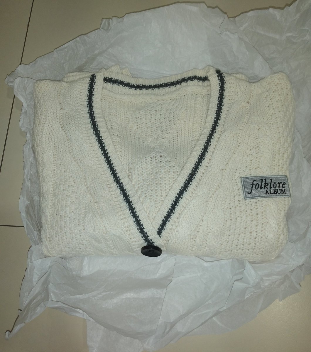 futureofrep's tweet image. CARDIGAN GIVEAWAY!!

OPEN INTERNATIONALLY 💙

to enter:
- follow me and retweet this tweet
- reply with your favorite song on folklore and why 
- tag three people 🌷

good luck!!!