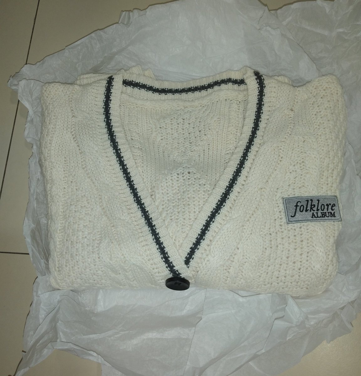 futureofrep's tweet image. CARDIGAN GIVEAWAY!!

OPEN INTERNATIONALLY 💙

to enter:
- follow me and retweet this tweet
- reply with your favorite song on folklore and why 
- tag three people 🌷

good luck!!!