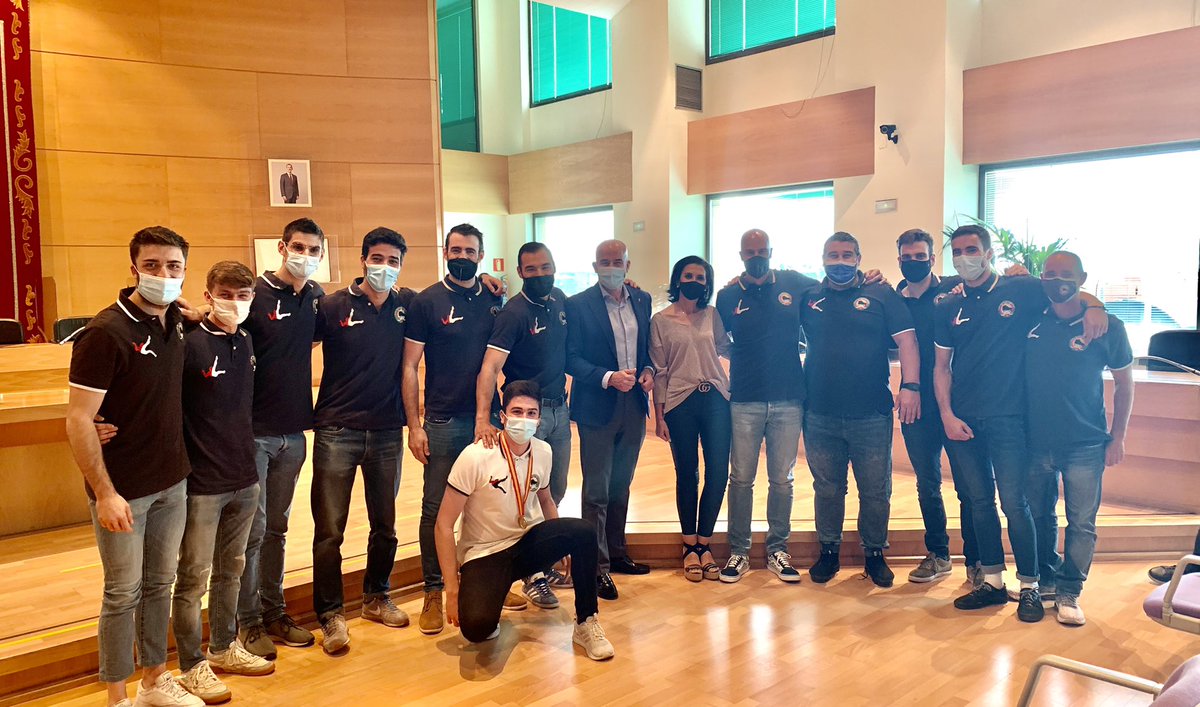 MarAlcobendas's tweet photo. Recepción en el @ALCBDS_Ayto @ClubPAlcobendas por el ascenso a la #OKLigaM del primer equipo y al juvenil por el título de Campeón d España 🇪🇸
MUCHAS FELICIDADES por los éxitos d esta temporada, ahora toca descansar y coger fuerza para el año q viene.
#GananLosValores
#ForzaAlco https://t.co/KKt5vck4Bu