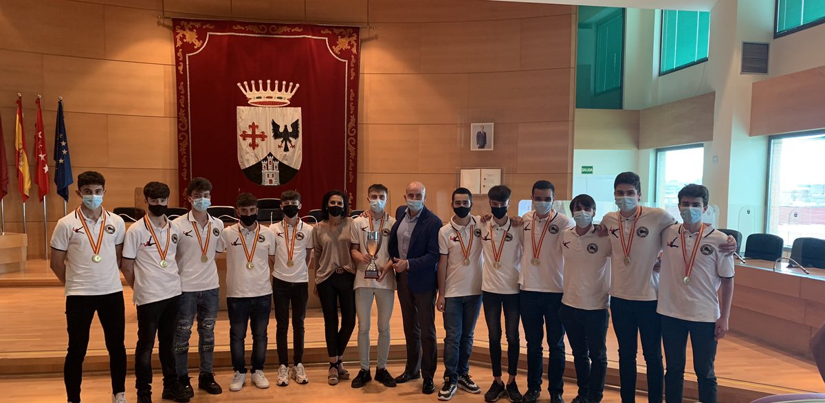MarAlcobendas's tweet photo. Recepción en el @ALCBDS_Ayto @ClubPAlcobendas por el ascenso a la #OKLigaM del primer equipo y al juvenil por el título de Campeón d España 🇪🇸
MUCHAS FELICIDADES por los éxitos d esta temporada, ahora toca descansar y coger fuerza para el año q viene.
#GananLosValores
#ForzaAlco https://t.co/KKt5vck4Bu