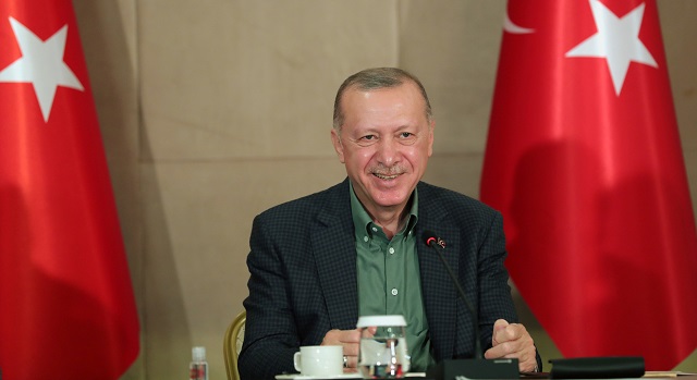 CUMHURBAŞKANI ERDOĞAN HATAY’DA MÜJDE VERECEK!
Cumhurbaşkanı Recep Tayyip Erdoğan’ın 25 Haziran Cuma günü Hatay’a gelerek bir dizi açılış ve temel atma törenlerinin yanısıra önemli müjdeler vereceği öğrenildi. 
sozgazetesi.com.tr/2021/06/22/cum…
<a href="/Akparti/">AK Parti</a> <a href="/RTErdogan/">Recep Tayyip Erdoğan</a>