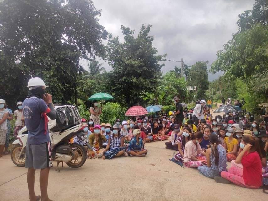 Holly8834's tweet photo. Residents in Ye-Byue village, LongLone Tsp marched against the military dictatorship today. #June22Coup #WhatsHappeningInMyanmar #RemembrancePoppy  https://t.co/zQzUfdzBX9