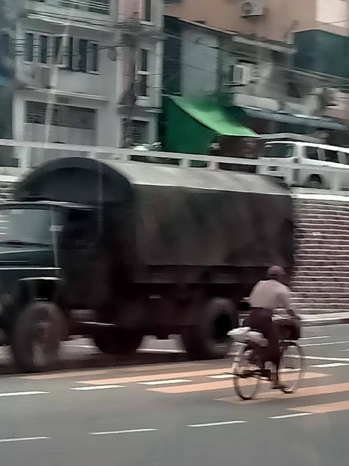 KNdar16's tweet photo. Military trucks have been spotted fully loaded with junta terrorists on Kyimyindaing, Bagaya Street, Yangon Division  #June22Coup #WhatsHappeningInMyanmar https://t.co/OIabuFELY5