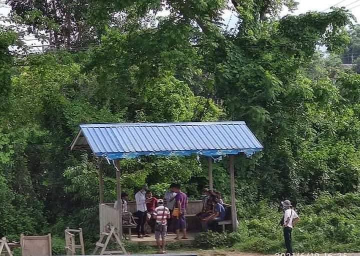 kntisburningup's tweet photo. Junta terrorists in civilian clothes unwarrantedly abducted at least 10 young tourists from Myitkyina in Ingyin Kone, Mohnyin, Kachin State, on false charges of being members of the PDF.   #June22Coup #WhatsHappeningInMyanmar #MilkTeaAlliance  https://t.co/gP1uMrVrGi