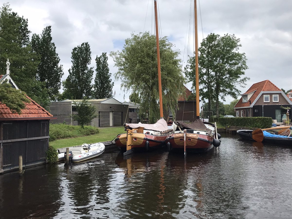 harmenbrouw's tweet photo. Deze week trainen we op de wateren van Earnewâld, De Veenhoop en Grou. Het is altijd bijzonder zeilen op deze wateren. Technisch erg moeilijk maar altijd super uitdagend! Ik hou ervan.#JongeJan #skutsjeLangwar @SKSskutsjesilen https://t.co/pfGuTSm6DO