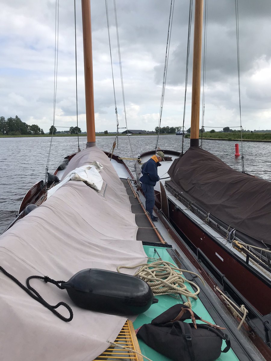 harmenbrouw's tweet photo. Deze week trainen we op de wateren van Earnewâld, De Veenhoop en Grou. Het is altijd bijzonder zeilen op deze wateren. Technisch erg moeilijk maar altijd super uitdagend! Ik hou ervan.#JongeJan #skutsjeLangwar @SKSskutsjesilen https://t.co/pfGuTSm6DO