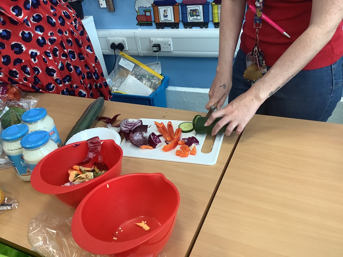 tonpentrejunior's tweet photo. Year 6 took part in @Foodafactoflife #bethechef and made healthy pasta - they packed their meal full of colourful vegetables and a range of toppings 🥒🍅🍝🫑🧀 @CTMHealthySch @BNFEvents https://t.co/zUNQ41M5k5