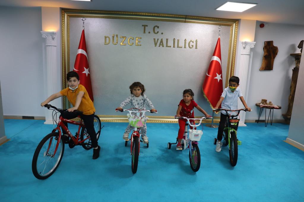 Valimiz Sayın <a href="/Cevdet_Atay/">Cevdet Atay</a>, ziyarete gelen gençlerimizi makamında ağırladı❣️