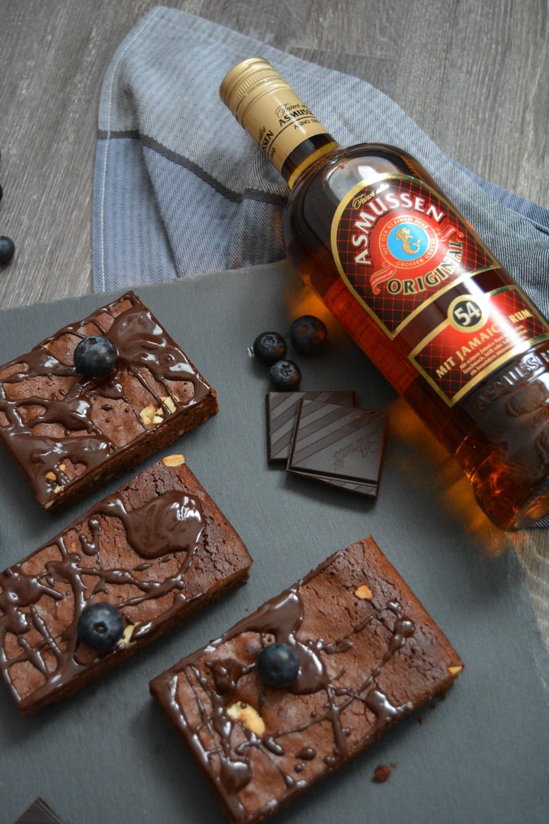 Kuechenschnack's tweet photo. [Werbung durch Markennennung] Leckere Brownies mit einem guten Schuss Rum von #asmussen. 

Der "Feine alte Asmussen" eignet sich nicht nur an klaten Tagen, sondern auch ideal zum Backen :-) 

Das Rezept findest du bei https://t.co/ng8e5aRT76 https://t.co/751ODI3Zez