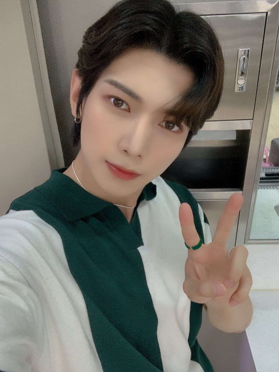 ATEEZofficial's tweet photo. [📷] SBS MTV '더쇼' MC 여상 Behind Photo
⠀
여상이의 빛이 나는 외모 덕분에
에이티니의 날씨는 맑음, 화창한 날씨입니다☀
⠀
#ATEEZ #에이티즈 #여상 #YEOSANG https://t.co/Rqou7Gjeqv