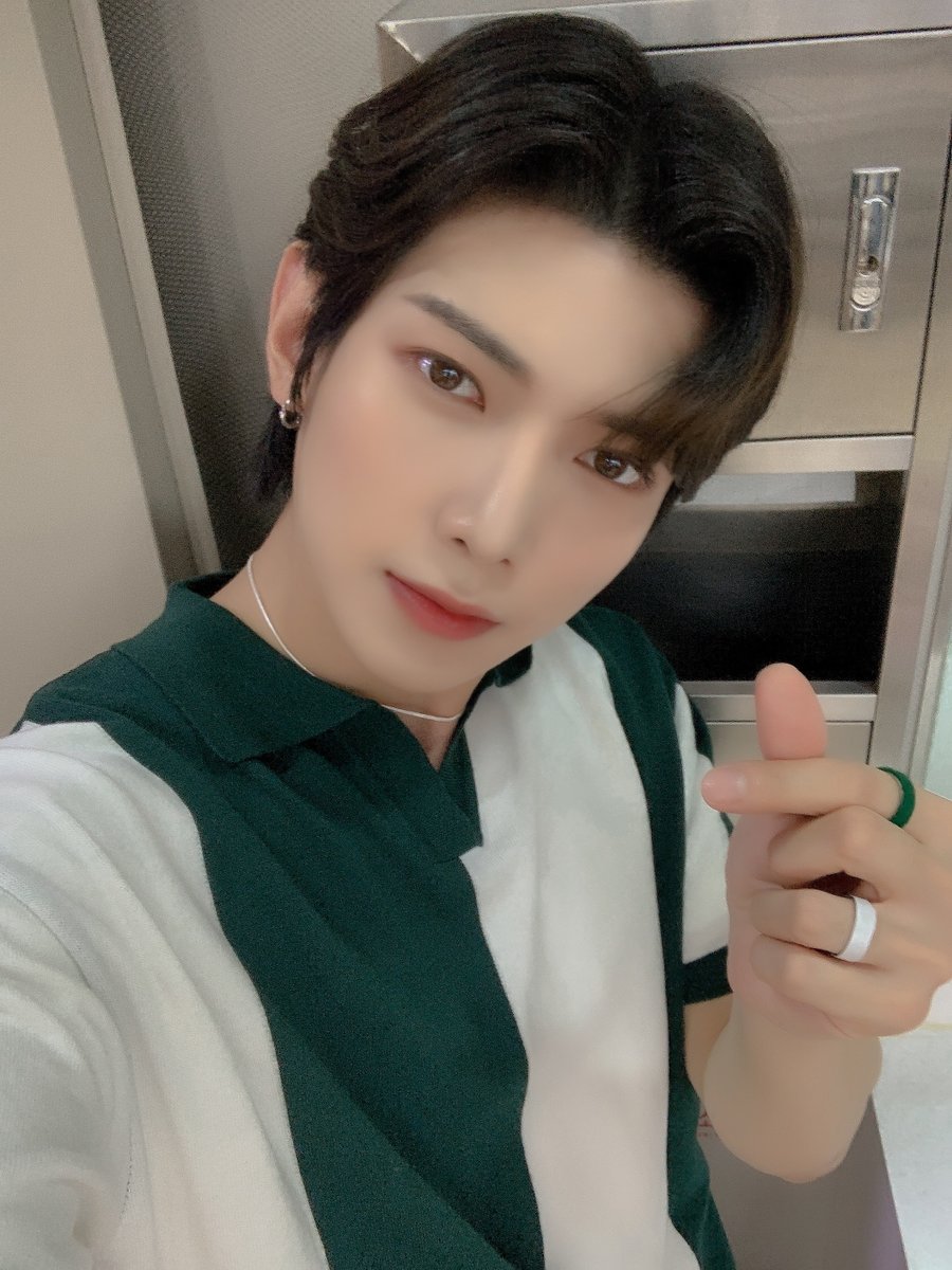 ATEEZofficial's tweet photo. [📷] SBS MTV '더쇼' MC 여상 Behind Photo
⠀
여상이의 빛이 나는 외모 덕분에
에이티니의 날씨는 맑음, 화창한 날씨입니다☀
⠀
#ATEEZ #에이티즈 #여상 #YEOSANG https://t.co/Rqou7Gjeqv