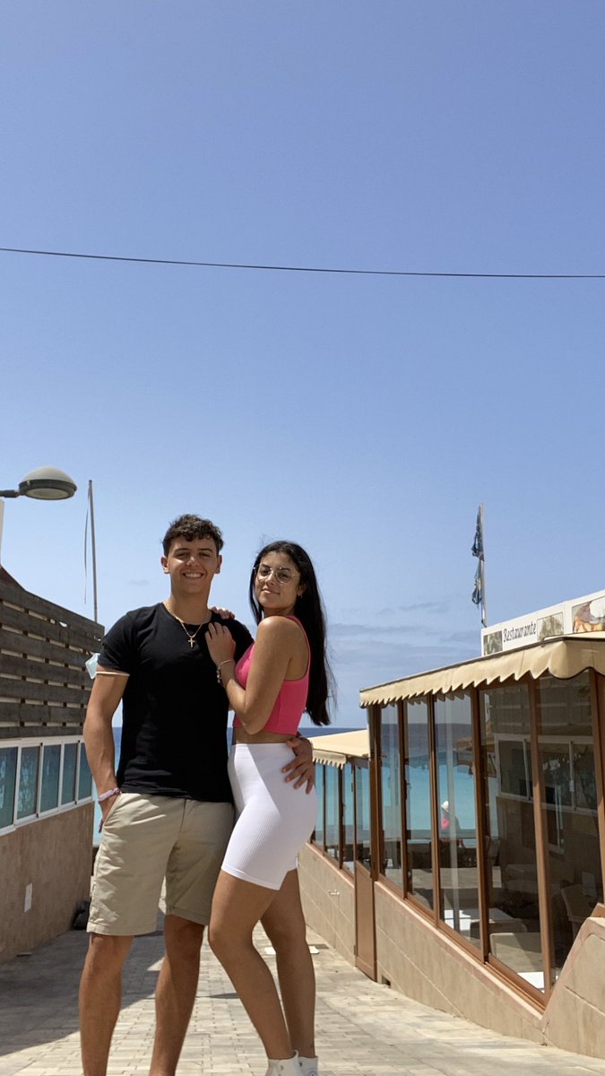 Ustedes tendrán novias muy cremas y todo lo que quieran , pero la mía si me ve pelado de money me dice pa invitarme ella a la cerveza, no les digo que lo superen, sólo iguálenmelo. 
Pd: también es hermosa😳