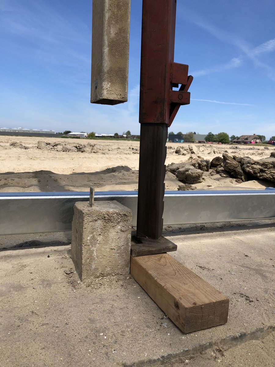 TCvdDoolBV's tweet image. Dé specialist in verhogen van kassen, @TCvdDoolBV uit Maasdijk, heeft een kas van 6.855 m2 bij @NoordamPlants in ’s-Gravenzande verhoogd van 3.75 m naar 5.00 m. 
tcvddool.nl #duurzaamheid #renovatie #kassen #verhogen #westland #dakrenovatie #kasrenovatie.