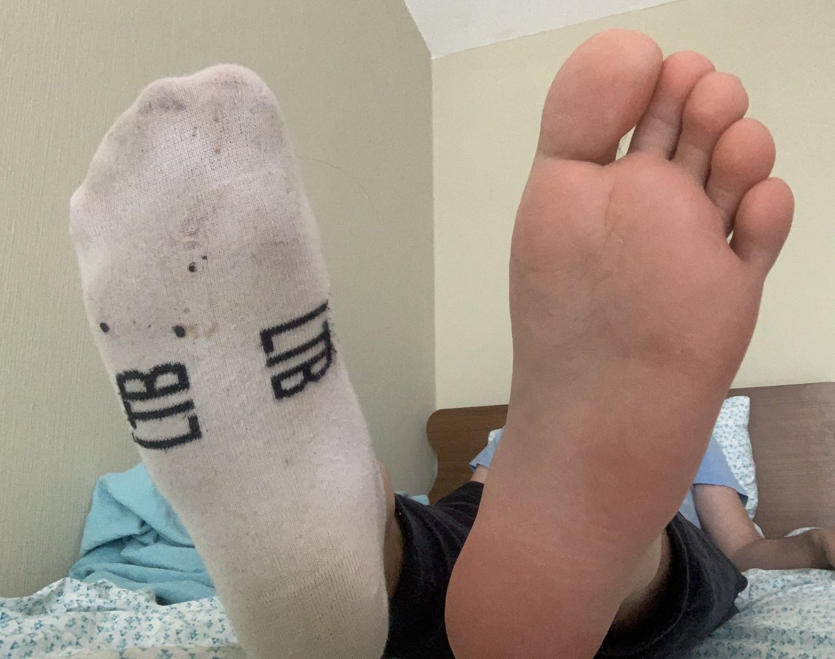 trmacolorsx's tweet photo. hayattaki tek görevinin ayaklarıma hizmet etmek olduğunu hatırla çünkü onlar senden üstün #ayak #ayakfetişi #pies #findom #footfetish #malefeet https://t.co/VR6TUeimYh
