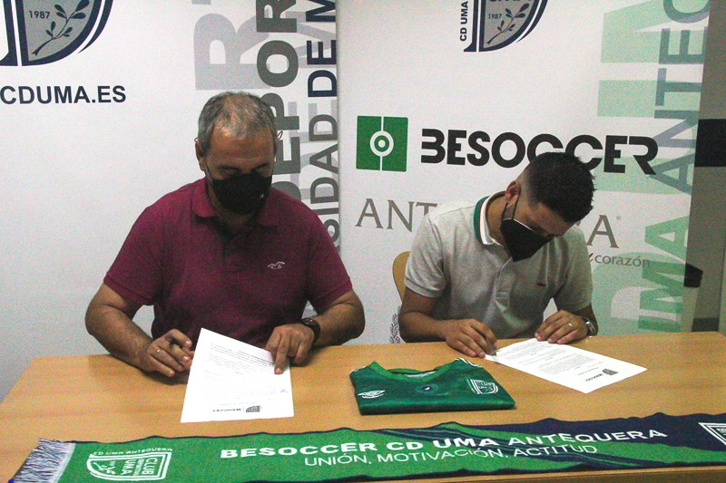 MalagaFS's tweet photo. 👥🆗

Momento de la firma 📝 del nuevo contrato de David Ruiz "Burrito" con el @besoccer_ES #CDUMAAntequera 🟢 junto al presidente @eloycanoes 

#GoUMA #Unión #Motivación #Actitud #Burrito https://t.co/twwWF4pLsu