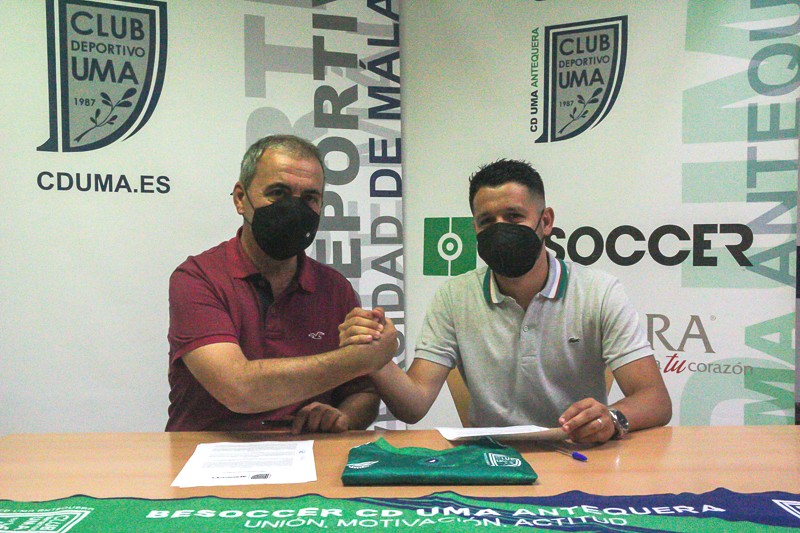 MalagaFS's tweet photo. 👥🆗

Momento de la firma 📝 del nuevo contrato de David Ruiz "Burrito" con el @besoccer_ES #CDUMAAntequera 🟢 junto al presidente @eloycanoes 

#GoUMA #Unión #Motivación #Actitud #Burrito https://t.co/twwWF4pLsu