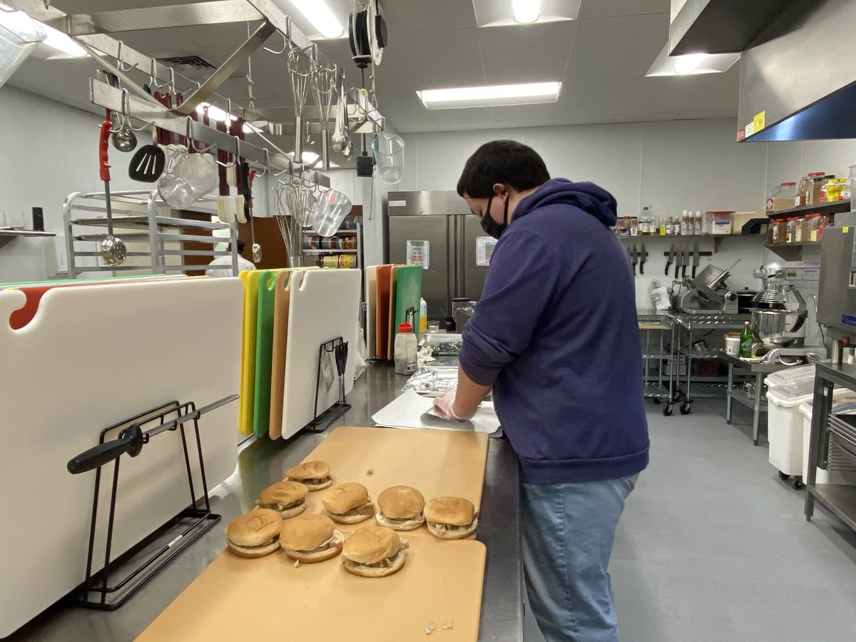 FeedingSWVA's tweet photo. #Hot #fresh #nutritious children's meals are prepared and ready for pick up every Monday, Wednesday and Friday this #summer from our Community Solutions Center on Melrose Avenue in Roanoke.
#summerfeedingprogram #kidsmeals #feedchildren #feedingswva https://t.co/kA9ujbzTHB