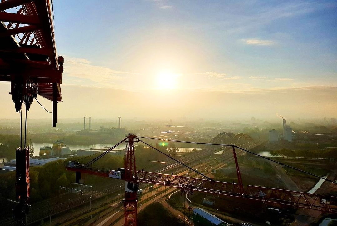 Onze collega Geurt maakt deze prachtige plaatjes vanuit zijn ‘kantoortje’. Momenteel kijkt hij uit over #Utrecht Leidsche Rijn vanaf de bouwplaats waar we voor @change_is_nl 600 #appartementen voor werkende jongeren realiseren. 🏘️

📸: Geurt van Roekel

#werkenbij #kraanmachinist