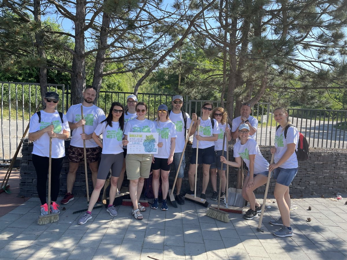 YanfengGermany's tweet photo. Unsere Stadt soll schöner werden! Nach diesem Motto beteiligten sich mehrere Teams in Bratislava an der stadtweiten Kampagne "Unsere Stadt 2021". Jedes Jahr nehmen Unternehmen an der Kampagne teil, um die Stadt aufzuräumen und zu verschönern. #WeAreYF #CommunityInvolvement https://t.co/M4mHJgXAsk