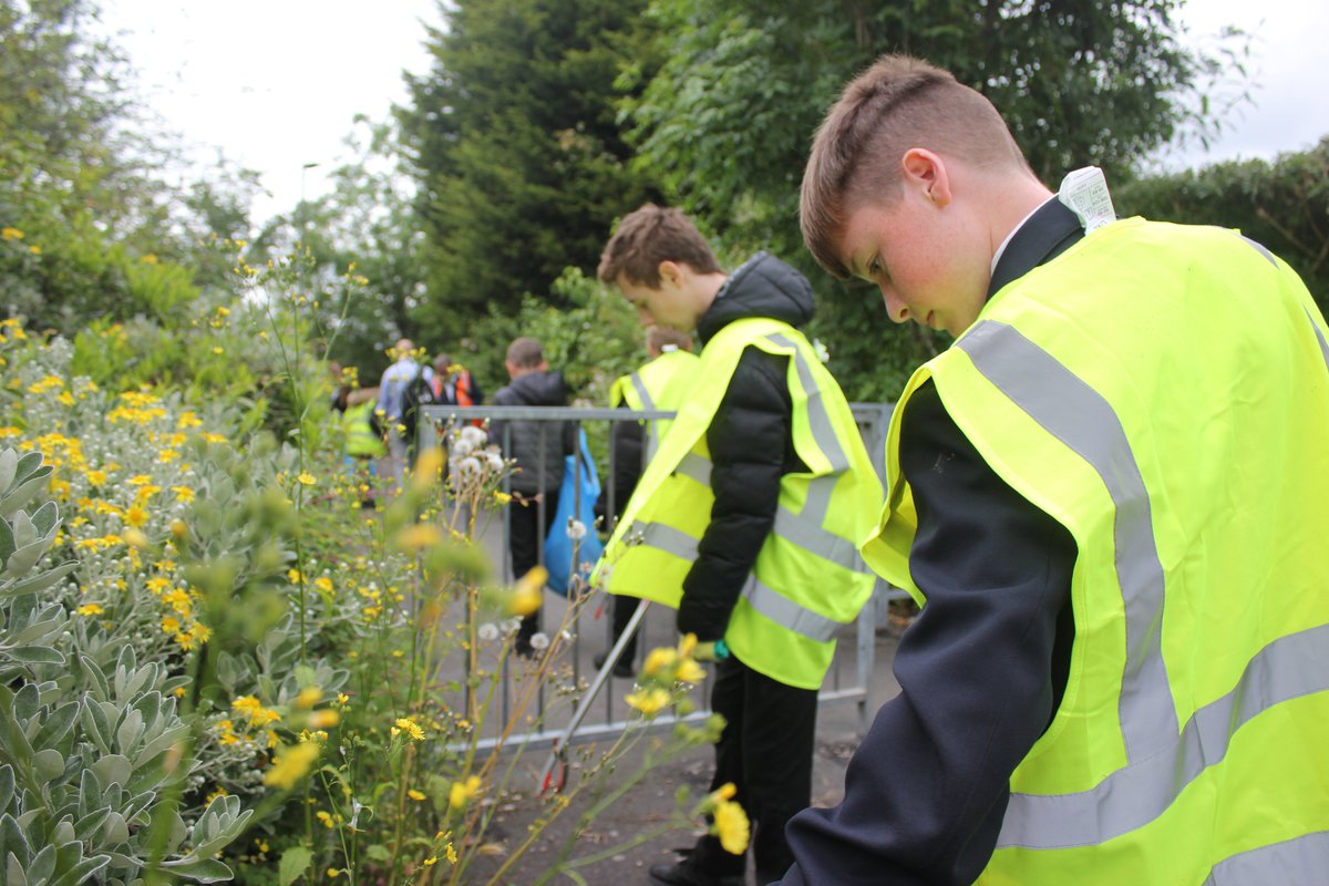 WinstanleySch's tweet photo. Eco-Club students questioned the number of recyclables they found on their litter pick yesterday, and asked why don't people take them home and drop them in their own recycling bins so that @BlabyDC and @Leicester_News can recycle them? #savetheplanet #lookafteryourcommunity https://t.co/hfyyAnJDUz