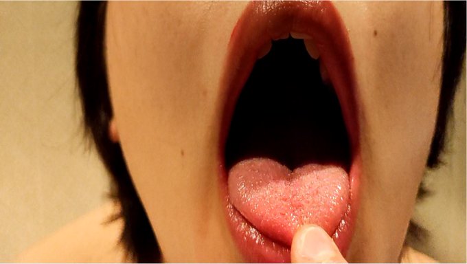 真っ赤な色っぽい唇から吐き出される吐息って妙にエロティシズムを感じますよね😆  このエッチな唇を大きく開けさせて、正常位で匂いを嗅ぎながらパコパコしてきました笑  フォロー、RTしてくれた方には限定動画をプレゼント予定です！ #唾フェチ<a href="/tag/%E5%94%BE%E3%83%95%E3%82%A7%E3%83%81"class="tags">#唾フェチ</a><a href="/tag/%E8%88%8C%E3%83%95%E3%82%A7%E3%83%81"class="tags"><span>#舌フェチ</span></a><a href="/tag/%E5%8C%82%E3%81%84%E3%83%95%E3%82%A7%E3%83%81"class="tags"><span>#匂いフェチ</span></a><a href="/tag/%E9%BC%BB%E8%88%90%E3%82%81"class="tags"><span>#鼻舐め</span></a><a href="/tag/%E5%8F%A3%E8%87%AD%E3%83%95%E3%82%A7%E3%83%81"class="tags"><span>#口臭フェチ</span></a><a href="/tag/%E9%A1%94%E8%88%90%E3%82%81"class="tags"><span>#顔舐め</span></a>