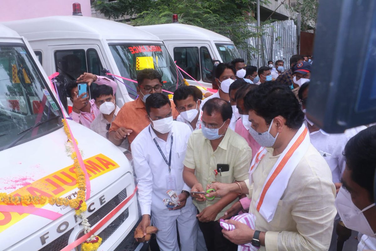 dhananjay_munde's tweet photo. #बीड जिल्हा आरोग्य विभागास राज्य शासनाच्या वतीने देण्यात आलेल्या 15 रुग्णवाहिकांचे आज आ.संदीप क्षीरसागर, आ.संजय दौंड यांसह लोकप्रतिनिधीच्या उपस्थितीत लोकार्पण केले.यातील 7 रुग्णवाहिका प्राथमिक आरोग्य केंद्रांना व 8 रुग्णवाहिका उपजिल्हा व ग्रामीण रुग्णालयांना दिल्या जाणार आहेत(1/2 https://t.co/78ERl7IO6Z