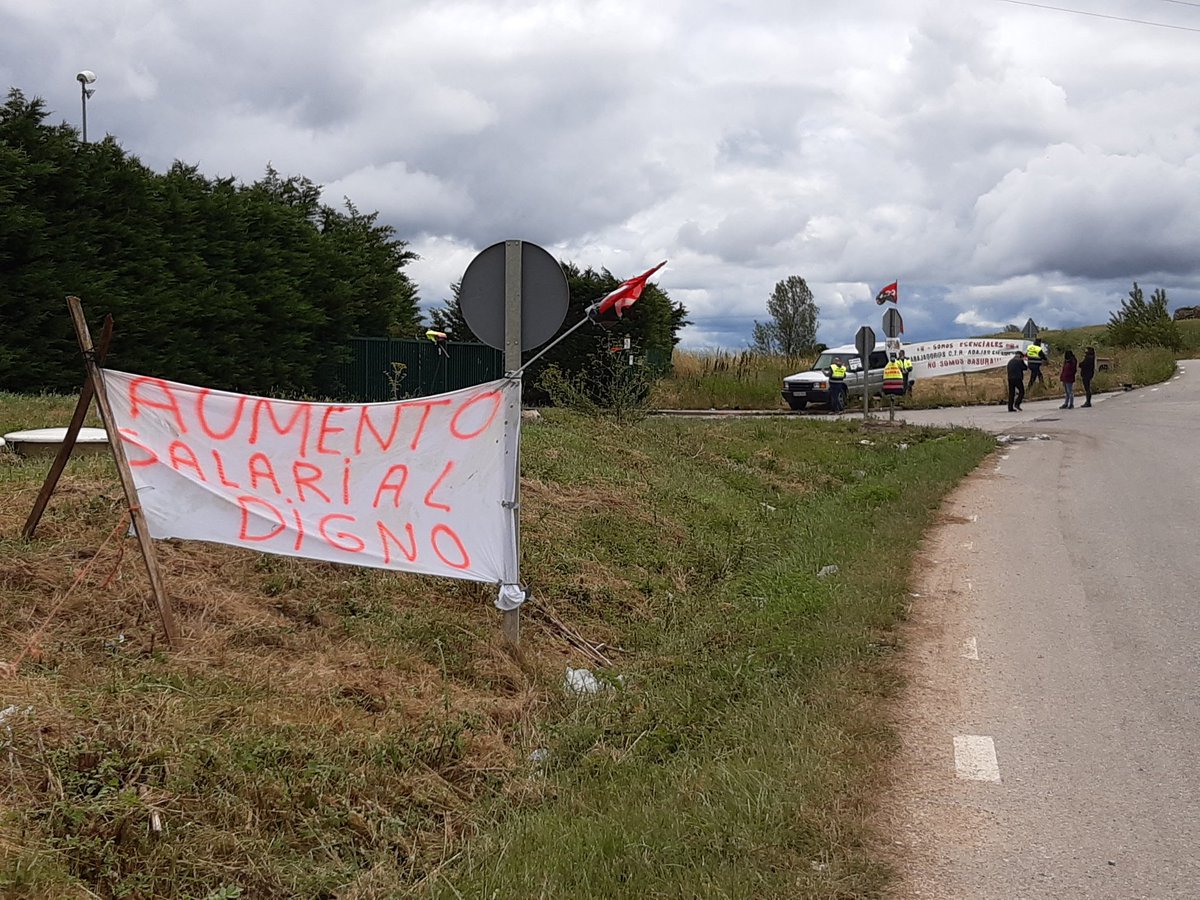 CGTBurgos's tweet photo. Continua la huelga en CTR Abajas, hoy asamblea de trabajadoras para acumular fuerzas y seguir luchando por una subida salarial digna!
#LuchaObrera
#AbajasEnLucha https://t.co/DTHzQ5lfCU