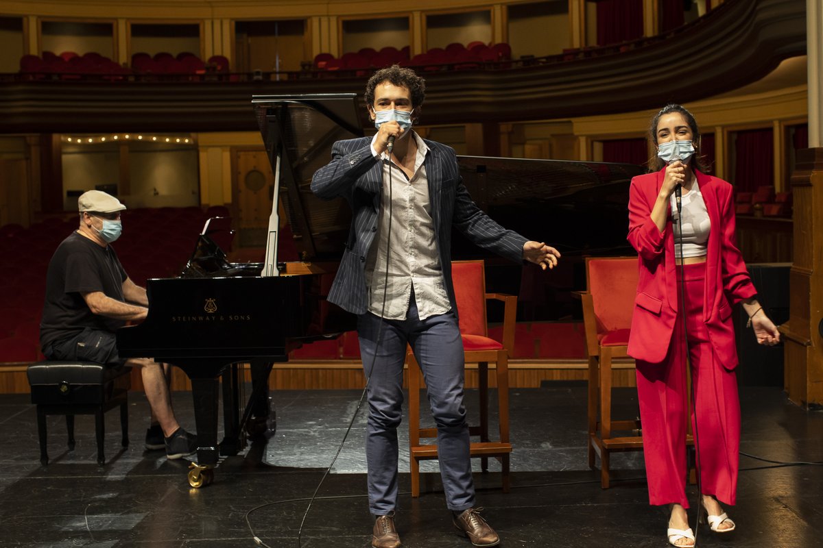 LpaCultura's tweet photo. 🎙📻🙌Atentos, están sintonizando "Radio Festival Orchestra" en @TeatroPerezGal2 

#LPGC en #FiestasFundacionales estrena una espectacular producción que recupera grandes éxitos e inolvidables clásicos de la radio de las décadas de los 40, 50 y 60
🎶📻
ℹ https://t.co/gLlmmHM9rn https://t.co/5lxlOfmE9D