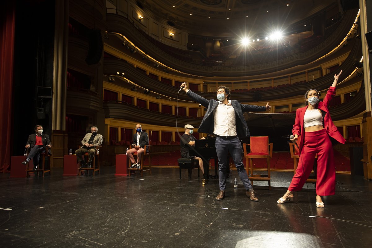 LpaCultura's tweet photo. 🎙📻🙌Atentos, están sintonizando "Radio Festival Orchestra" en @TeatroPerezGal2 

#LPGC en #FiestasFundacionales estrena una espectacular producción que recupera grandes éxitos e inolvidables clásicos de la radio de las décadas de los 40, 50 y 60
🎶📻
ℹ https://t.co/gLlmmHM9rn https://t.co/5lxlOfmE9D