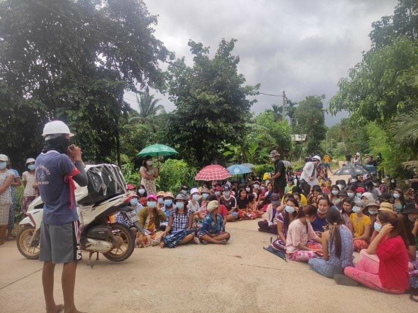 MyoMeMeZin2's tweet photo. Anti-dictatorship sit-in &amp; marching protest took place in Yebyu,LongLone Township today despite difficulties.  

#WhatsHappeningInMyanmar #June22Coup #UnfetteredAccessForAids https://t.co/AthleolltU https://t.co/q1hQg4I4T0