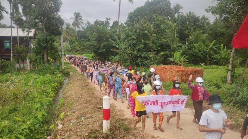 MyoMeMeZin2's tweet photo. Anti-dictatorship sit-in &amp; marching protest took place in Yebyu,LongLone Township today despite difficulties.  

#WhatsHappeningInMyanmar #June22Coup #UnfetteredAccessForAids https://t.co/AthleolltU https://t.co/q1hQg4I4T0