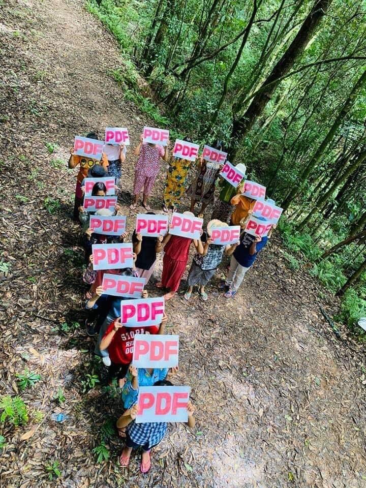 Mogok youths held guerrilla style anti dictatorship strike &amp; demonstrated PDF to cheer #Mandalay #PeopleDefenceForce today !!!
#June22Coup #WhatsHappeningInMyanmar