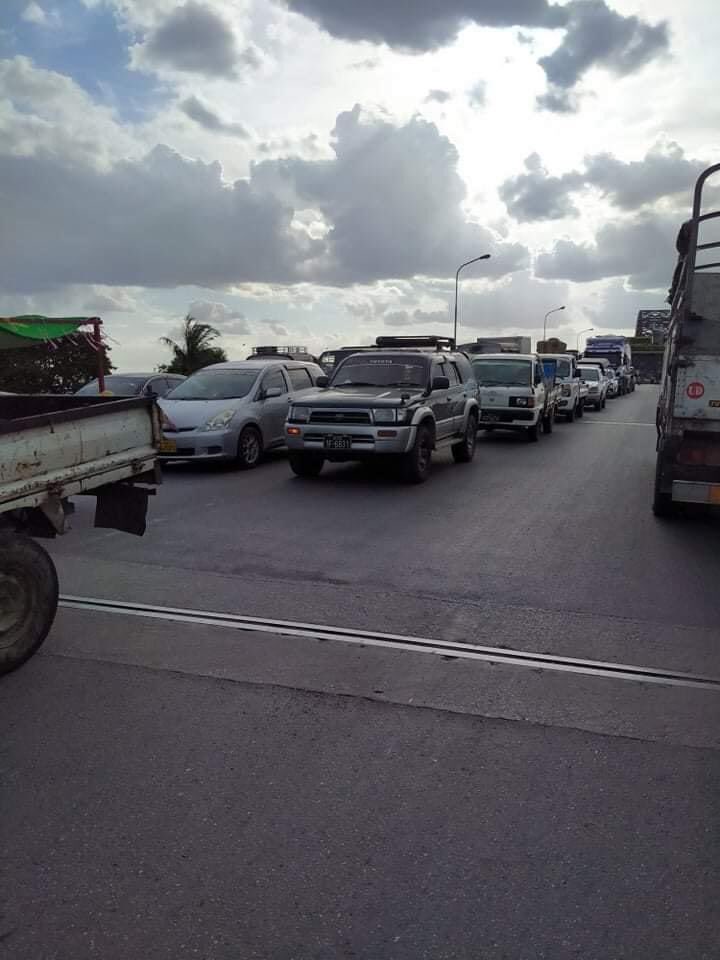 hninyadanazaw's tweet photo. Happening now: Sagaing news reports regime’s troops searching and examining civilian vehicles on Sagaing bridge connecting the town and Mandalay where the shootout occurred earlier. Likely to be searching for civilian defense force members. 
#WhatsHappeningInMyanmar https://t.co/4QzYyT7z0q