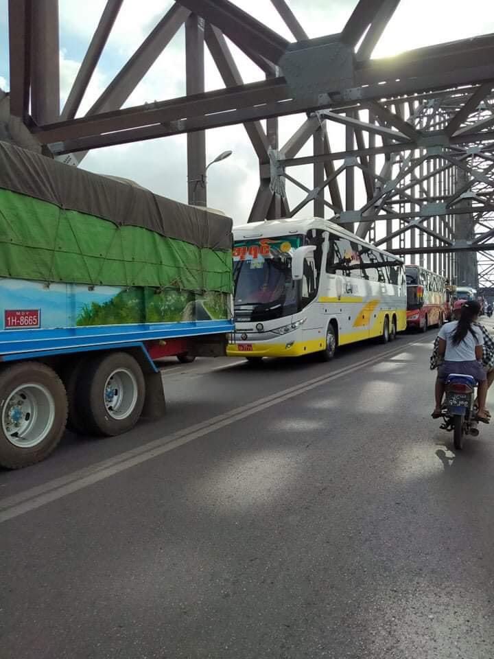 hninyadanazaw's tweet photo. Happening now: Sagaing news reports regime’s troops searching and examining civilian vehicles on Sagaing bridge connecting the town and Mandalay where the shootout occurred earlier. Likely to be searching for civilian defense force members. 
#WhatsHappeningInMyanmar https://t.co/4QzYyT7z0q