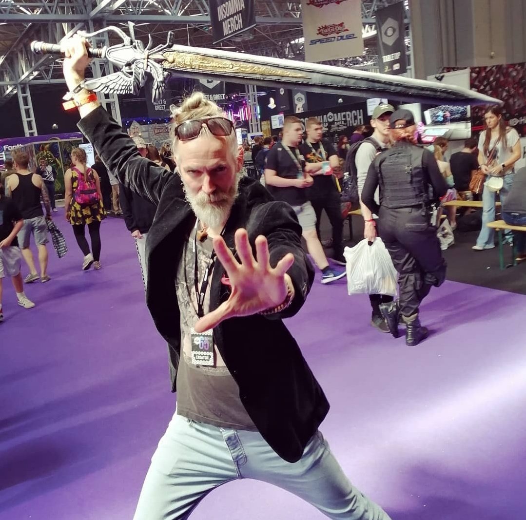 joncampling's tweet photo. Me having the best time at #I65 @IGFestUK

4 AMAZING DAYS signing autos and meeting fans on the brilliant  @costumeandplay Stand 🙏🤘

I've missed #CONJON so much 🤣😢
X
#WalkTall #KingRegis #IRL 

PS If you know who made the fab sword I'm wielding please tag 'em in a reply 🙏 https://t.co/Xz7CxTmkJM