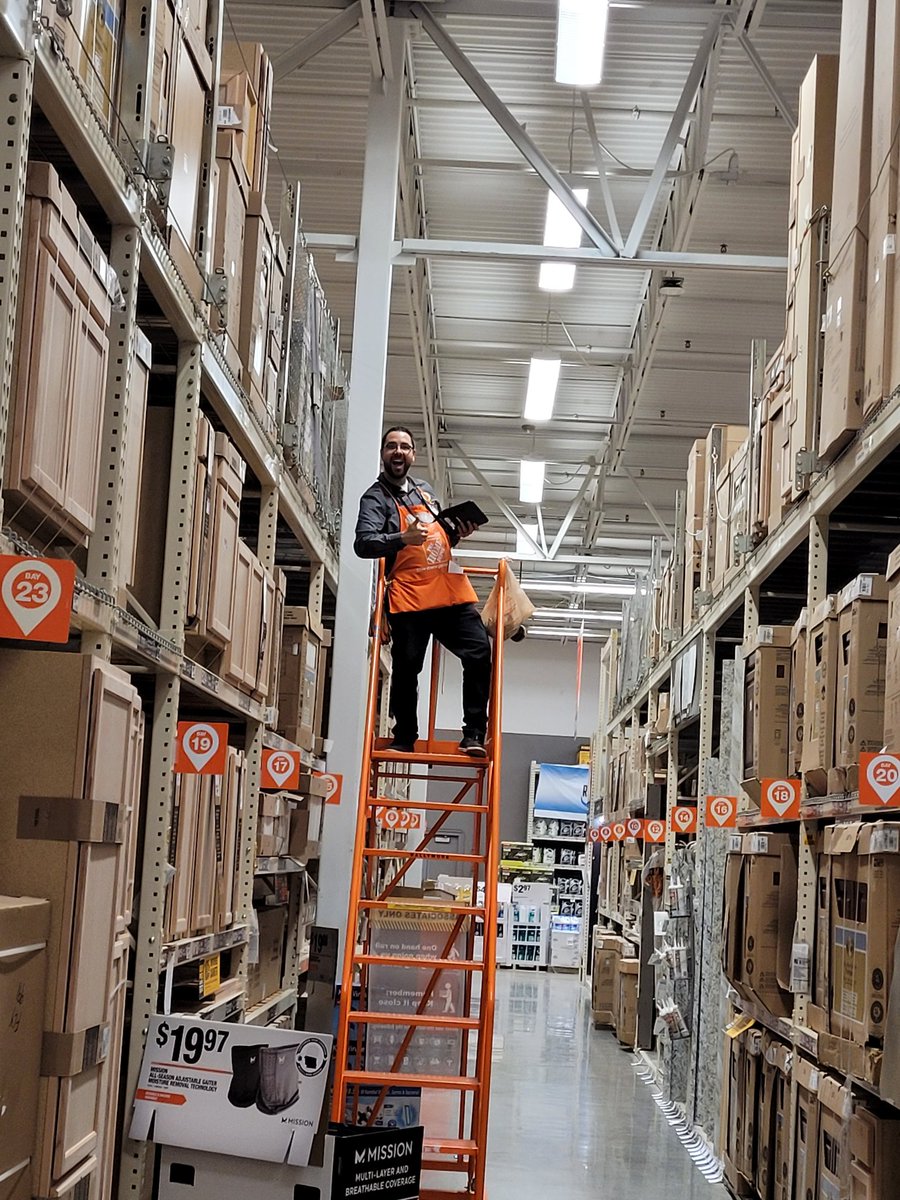 smith_helmer's tweet photo. When your store manager is all excited on inventory day. #8445 https://t.co/Jd8BP9UYkI
