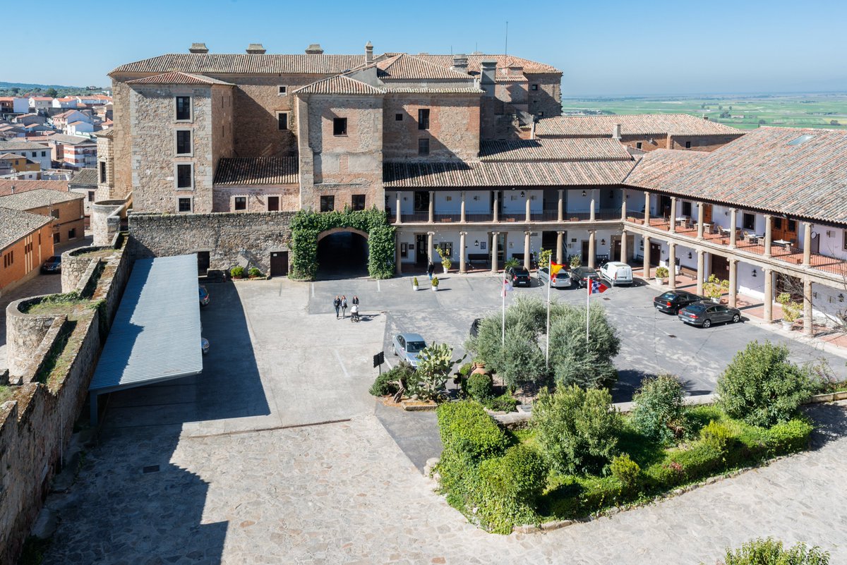 paradores's tweet photo. 🎭¡Certamen de teatro en la calle en #Oropesa! 🎭

Los días 2, 3 y 4 de julio. Si eres cliente del Parador, adquiere tu entrada 🎟️ con descuento‼️

Más información: oropesa@parador.es/ 925 43 00 00. https://t.co/fKQdnncitJ