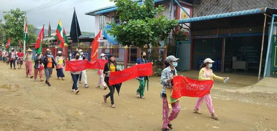 Pro-democracy residents of Hpakant’s Lonekhin came out to the streets once again to defy military rules amidst tight security. They vowed to fight the fascist regime till the end.  #WhatsHappeningInMyanmar #June22Coup #UnfetteredAccessForAids