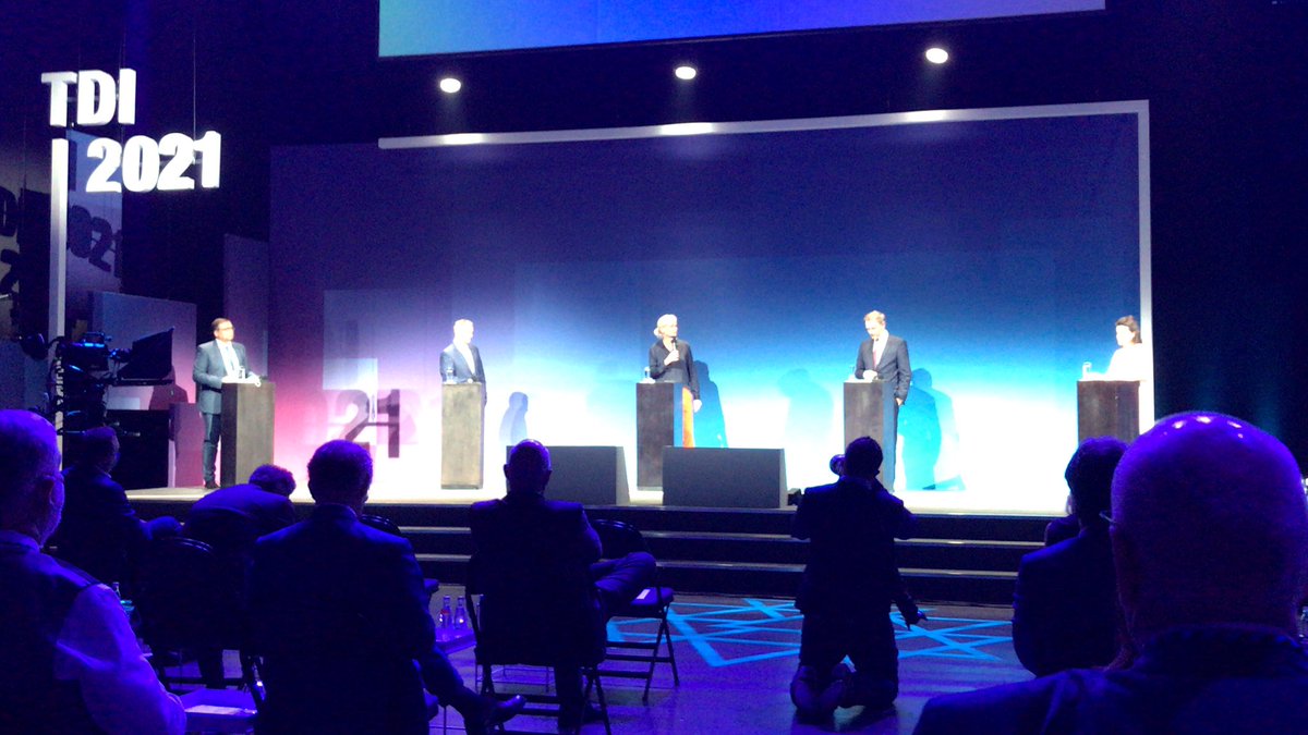 Ein gut aufgelegter <a href="/c_lindner/">Christian Lindner</a> teilt munter nach links und rechts aus, kein Kuschelkurs mit möglichen Koalitionspartnern. Allein dafür schon:👏👏👏 #TDI21 #ChoicingTheNew