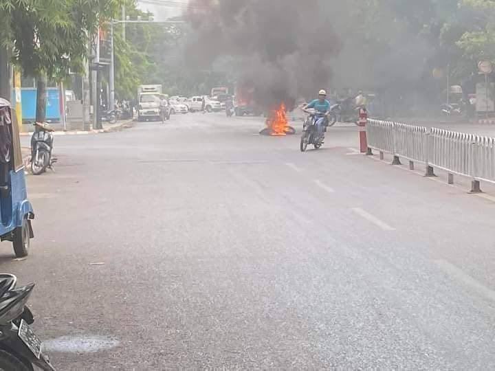 Mandalay is in total chaos as large number of Fascist Military opened gunfires &amp; blast several bombs while ambushing PDF youths since 7AM. Quite a number of PDF comrades and a lady are brutally beaten and abducted.  #June22Coup #WhatsHappeningInMyanmar