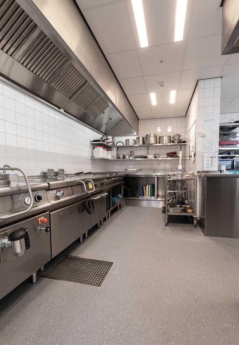 HorequipBV's tweet photo. Bewoners, bezoekers en medewerkers van d’Oude Raai aan de Ferdinand Bolstraat zitten er weer vrolijk en kleurrijk bij na de metamorfose. Keuken geplaatst deels met hergebruikte apparatuur #duurzaamheid https://t.co/JNhHkqlzFQ