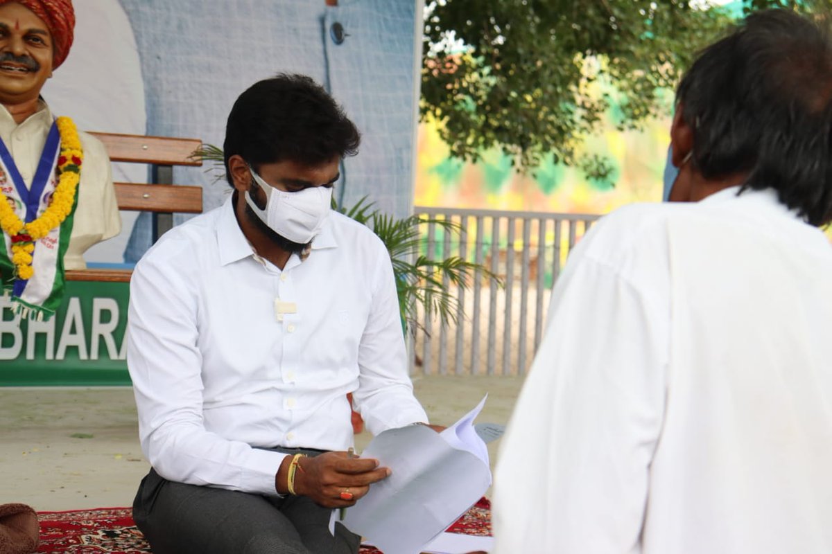 BharatRam_MP's tweet photo. అన్నా..మా కుటుంబాన్ని ఆదుకున్నావు. మా దైవానివి నీవే అంటూ రాజన్న రచ్చబండ కార్యక్రమం ద్వారా లబ్దిపొందిన పలువురు మహిళలు కన్నీటి పర్యంతమైయ్యారు.
#superMB #COVID19 #coronavirus @AndhraPradeshCM @ysjagan @VSReddy_MP https://t.co/MOx0oUSsGs