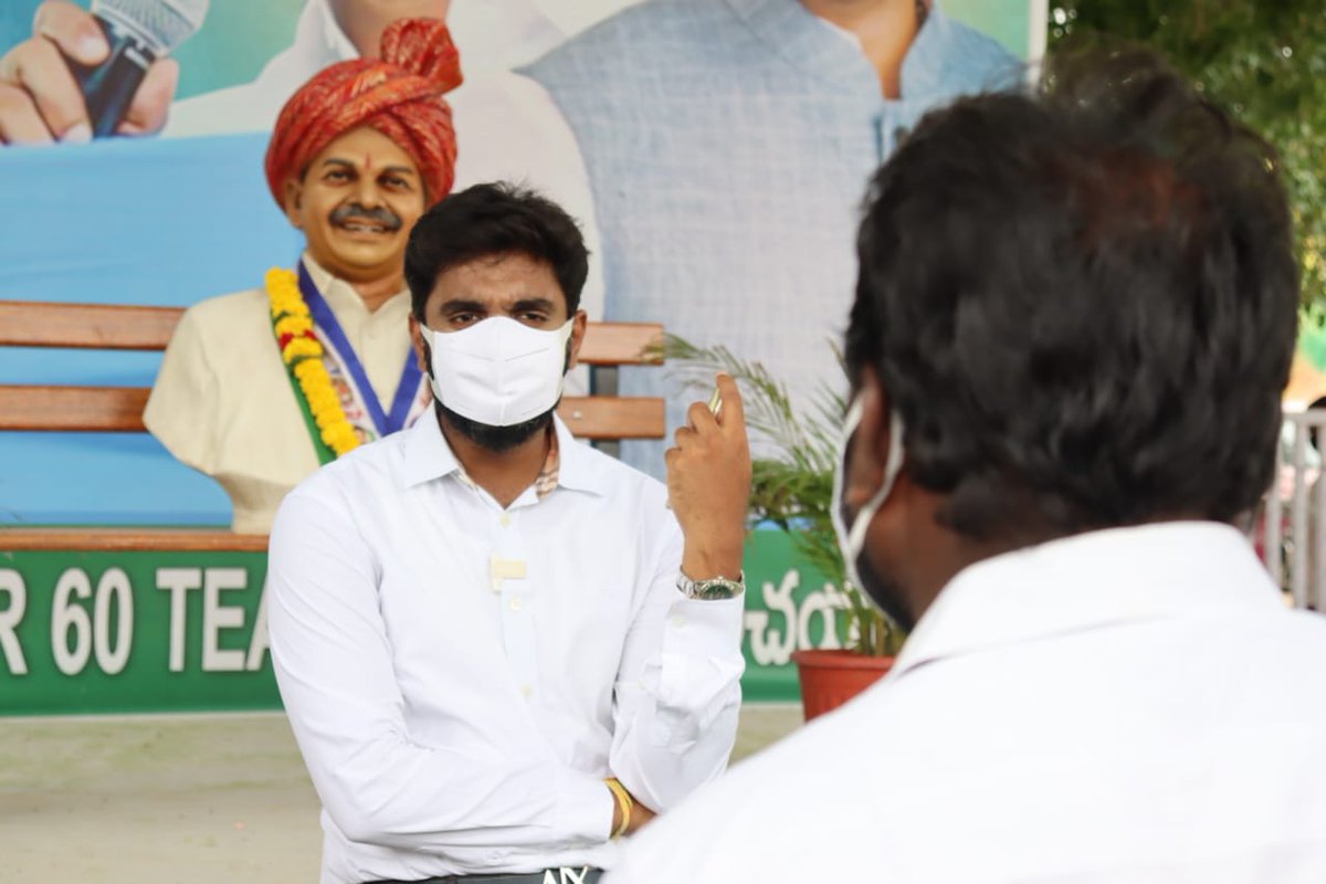 BharatRam_MP's tweet photo. అన్నా..మా కుటుంబాన్ని ఆదుకున్నావు. మా దైవానివి నీవే అంటూ రాజన్న రచ్చబండ కార్యక్రమం ద్వారా లబ్దిపొందిన పలువురు మహిళలు కన్నీటి పర్యంతమైయ్యారు.
#superMB #COVID19 #coronavirus @AndhraPradeshCM @ysjagan @VSReddy_MP https://t.co/MOx0oUSsGs